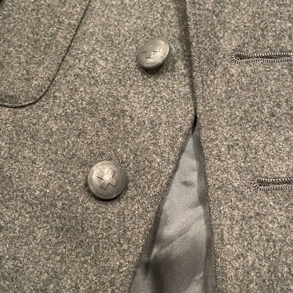 Vintage Gray Blazer with Green Accents - Picture 5 of 10